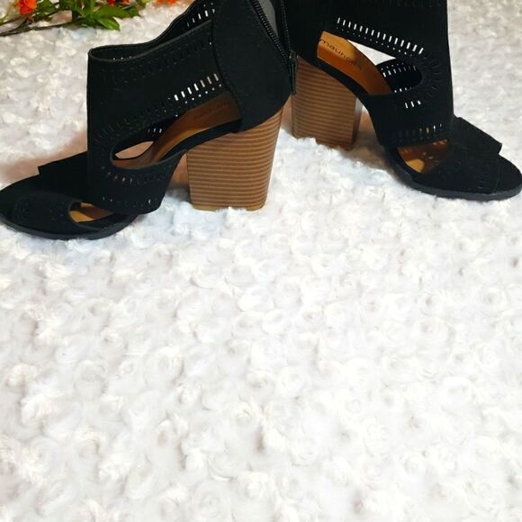 Maurices size 6.5 black heeled booties - Picture 3 of 3